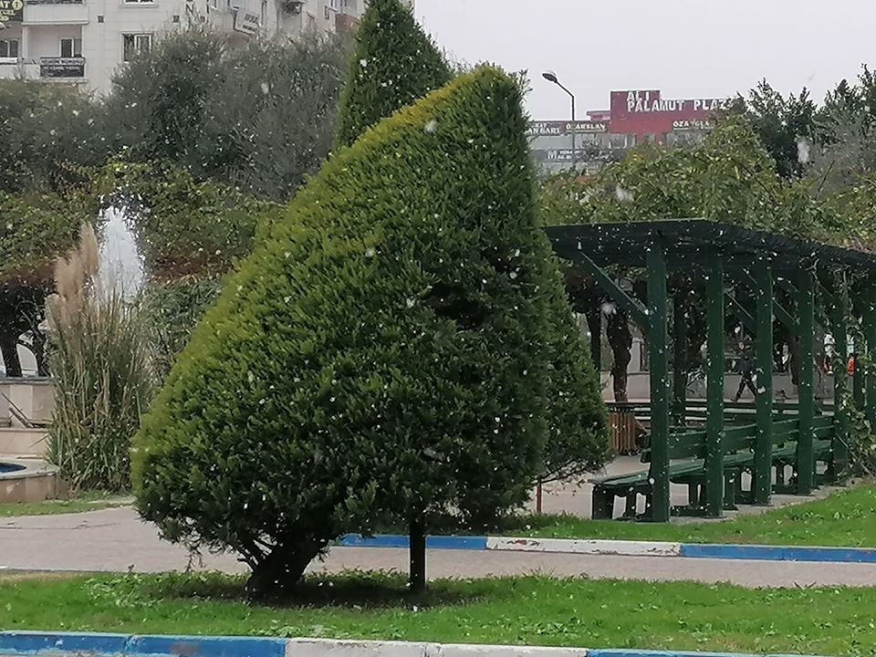 Mersin kent merkezinde kar sevinci 