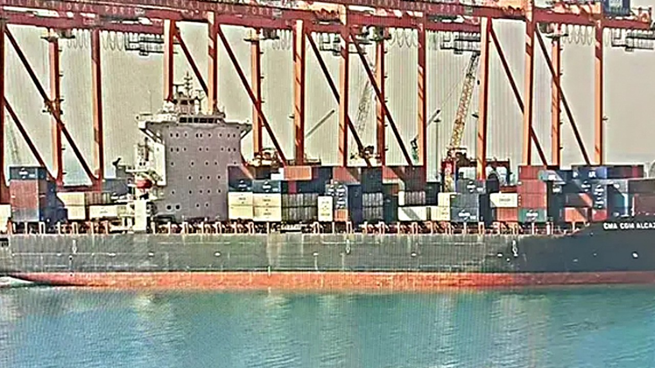 Mersin Limanı’nda kirli ve paslı su bırakan gemi 10 milyon lira ceza aldı!