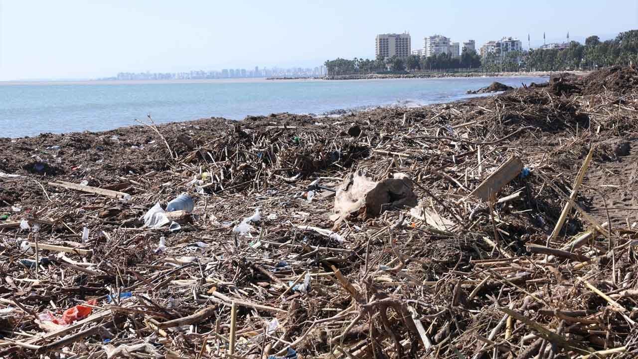 Mersin sahili balçıktan arındırılıyor! Selin getirdiği tonlarca atık için Akdeniz Belediyesi seferber oldu!