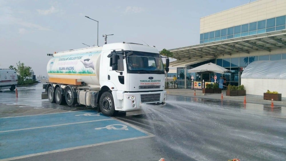Mersin Şehir Hastanesine çıkan tüm güzergahlar dezenfekte edildi 