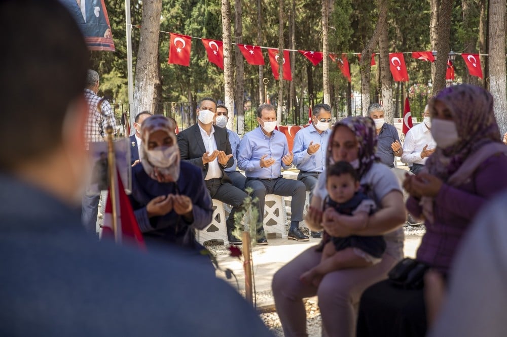 Mersin şehitliğinde hüzünlü ’Babalar Günü’ 