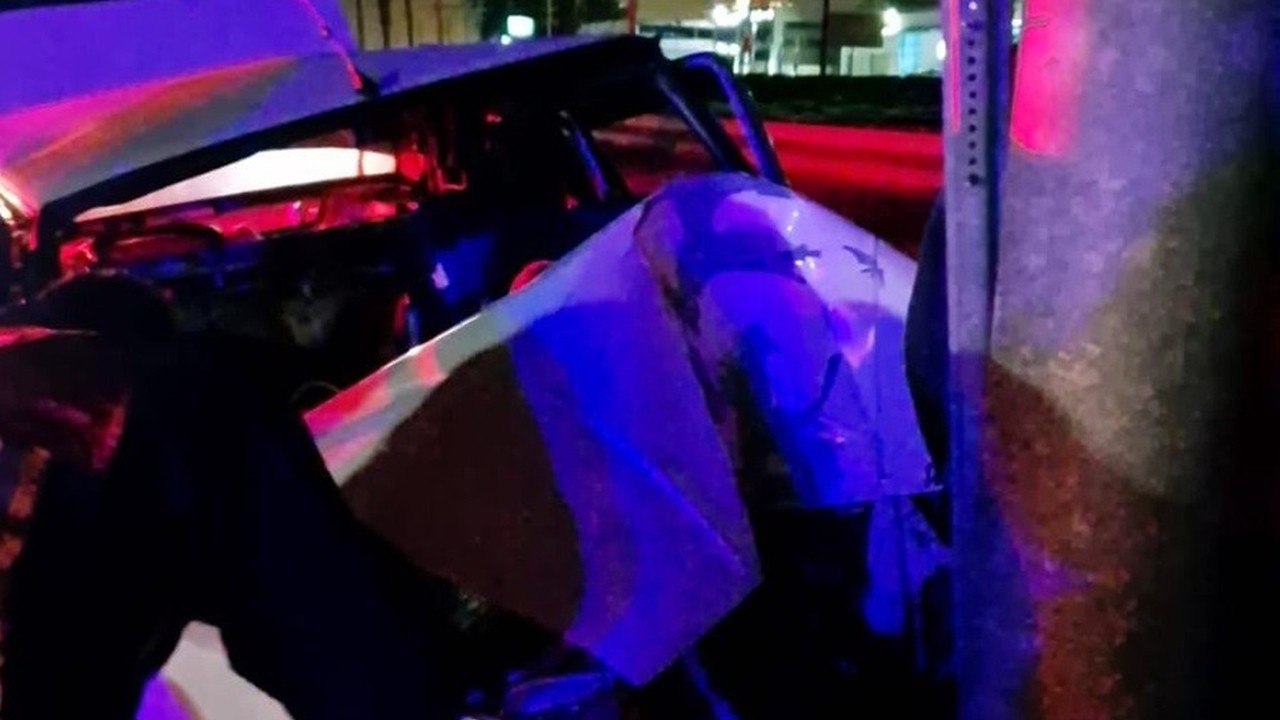 Mersin Tarsus'ta kontrolden çıkan araç aydınlatma direğine çarptı: 5 yaralı