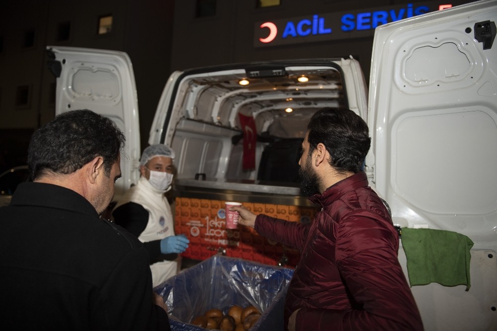 Mersin’de acil servis önlerinde ’çorba-ekmek’ hizmeti 