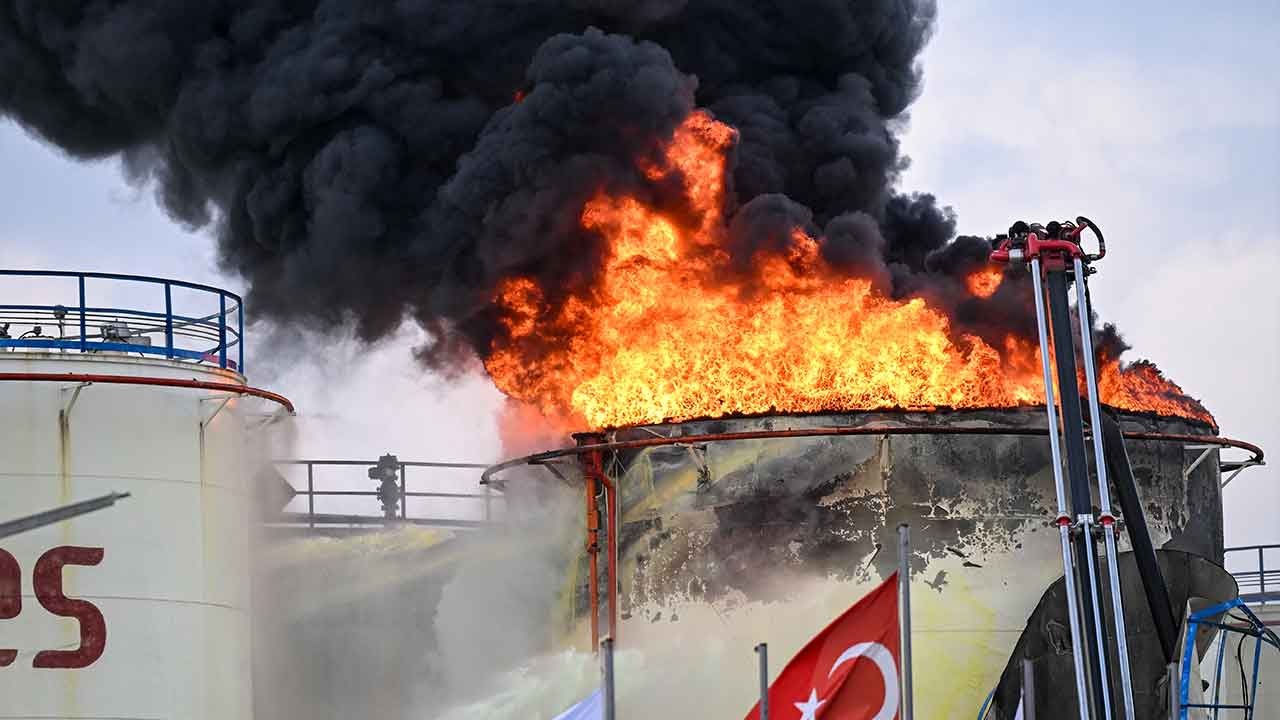 Mersin'de akaryakıt tesisinde facia! Patlamada yüksekten düşen işçi can verdi!
