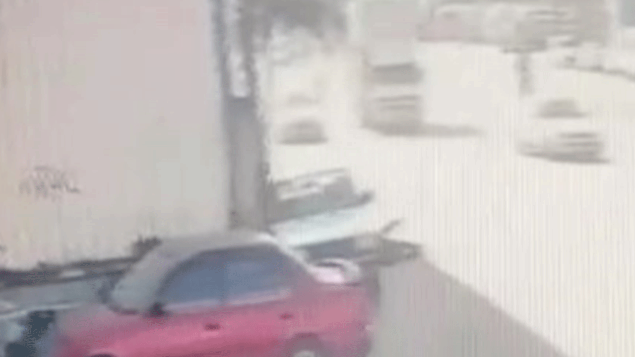 Mersin'de akılalmaz kaza: Kamyonun kapağı 2 kardeşe çarptı!