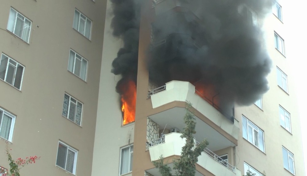 Mersin’de apartmanda yangın paniği 
