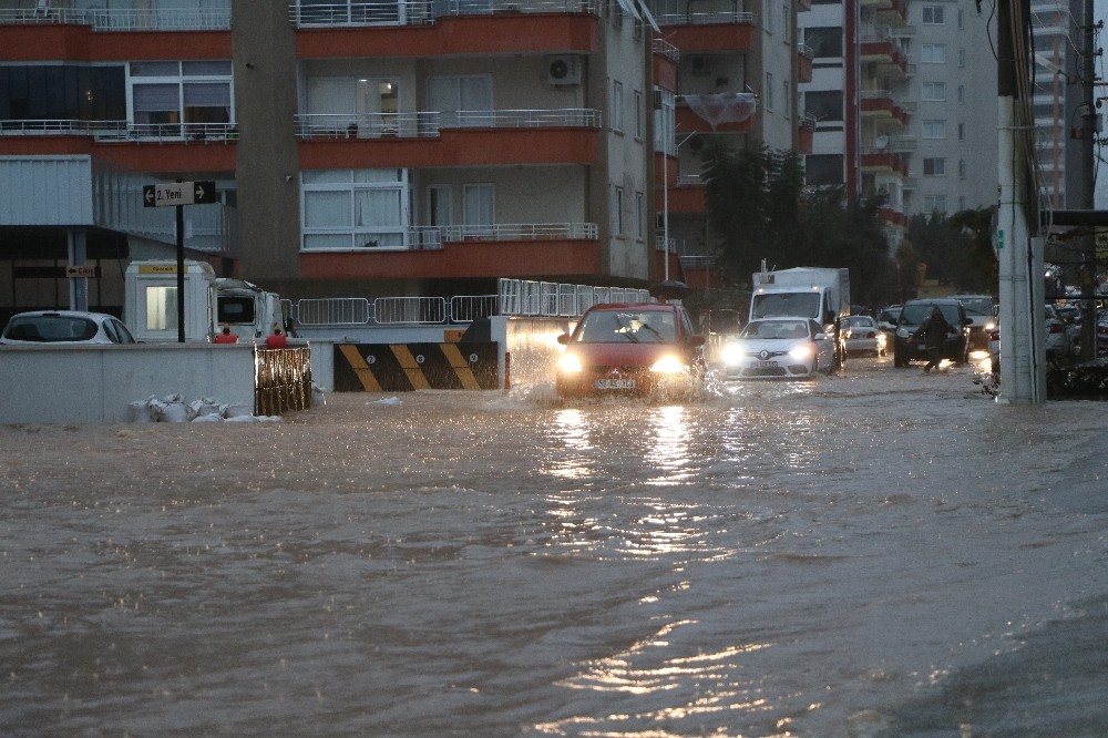 Mersin’de aşırı yağış ölüme neden oldu, bir kişi ise kayıp 