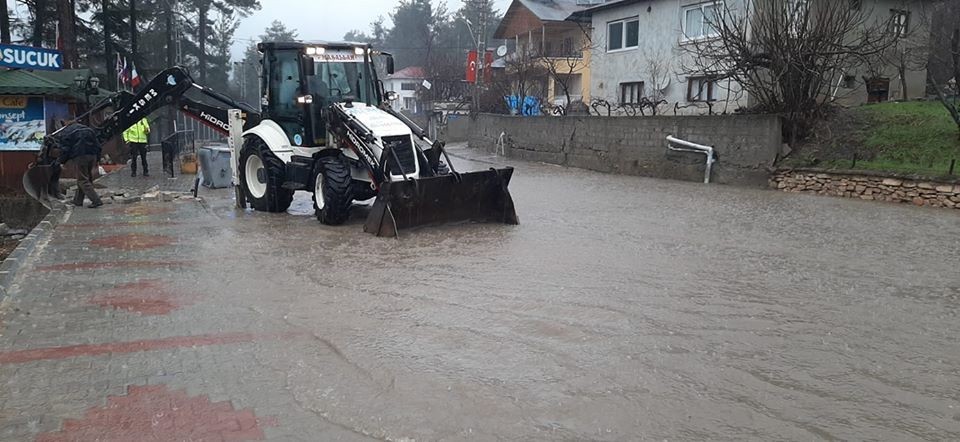 Mersin’de aşırı yağışlar sele neden oldu 