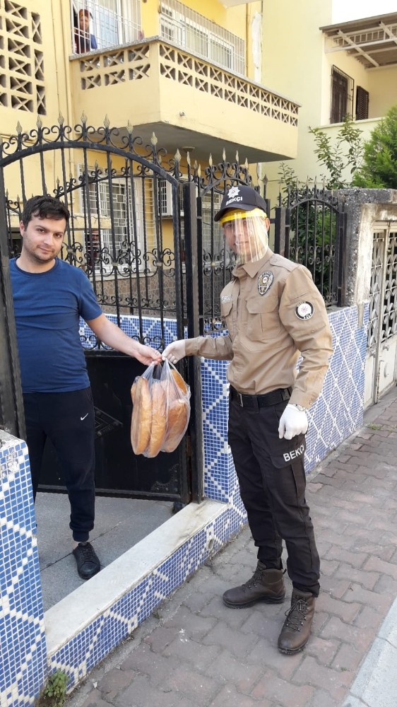 Mersin’de bekçiler sokağa çıkamayan vatandaşların ihtiyaçlarını evine götürdü 