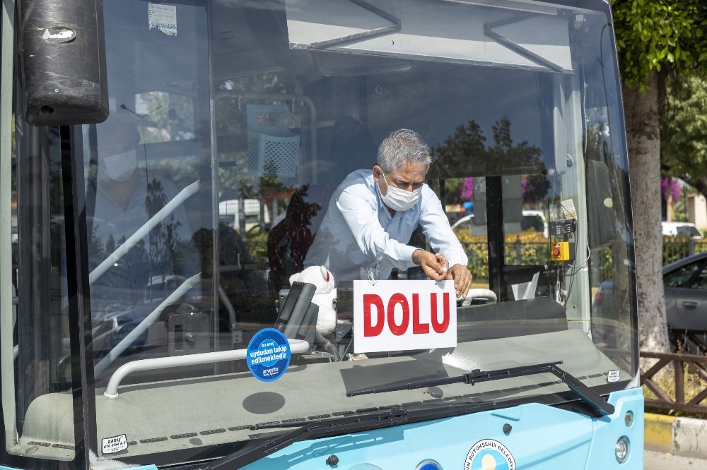 Mersin’de belediyesi otobüslerinde sosyal mesafe kurallarına uyuluyor 