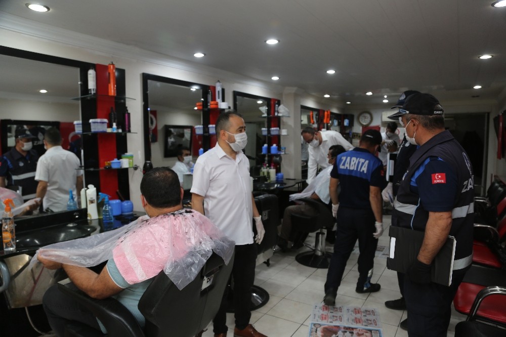 Mersin’de berber ve kuaförler, faaliyete denetimle başladı 
