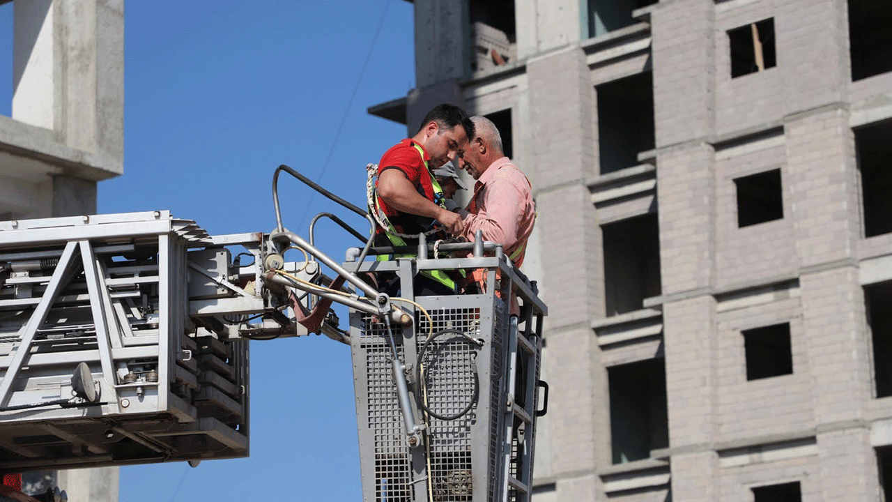 Mersin’de bina inşaatında tehlikeli anlar! İşçiler 13’üncü katta mahsur kaldı