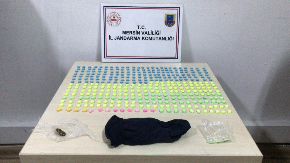 Mersin’de bir otomobilde 400 adet uyuşturucu hap ele geçirildi 