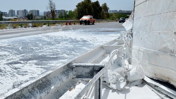 Mersin'de boya yüklü kamyon devrildi