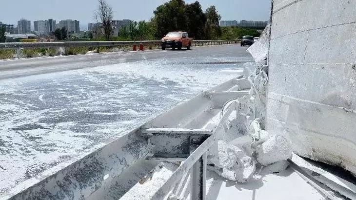 Mersin’de boya yüklü TIR, dehşet saçtı