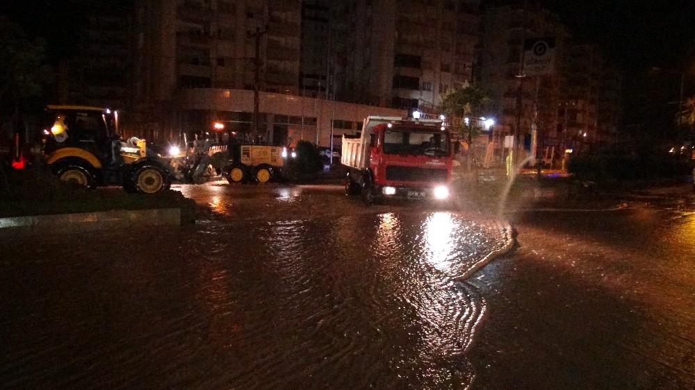 Mersin’de cadde ve sokaklar sular altında kaldı 