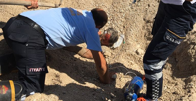 Mersin'de çakıl yığını altında kalan işçi yaralı kurtarıldı