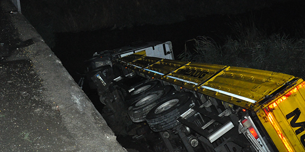 Mersin'de çaya devrilen tırın sürücüsü yaralandı