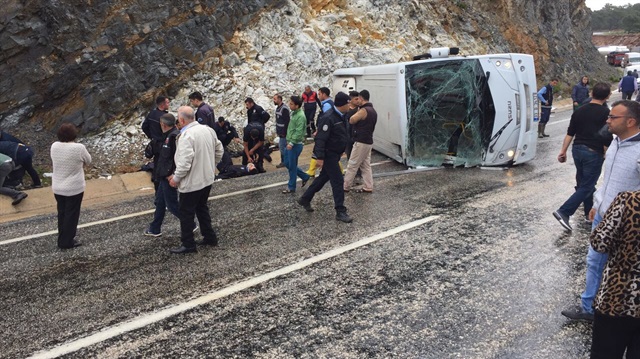 Mersin'de çevik kuvvet otobüsü devrildi: 9 yaralı