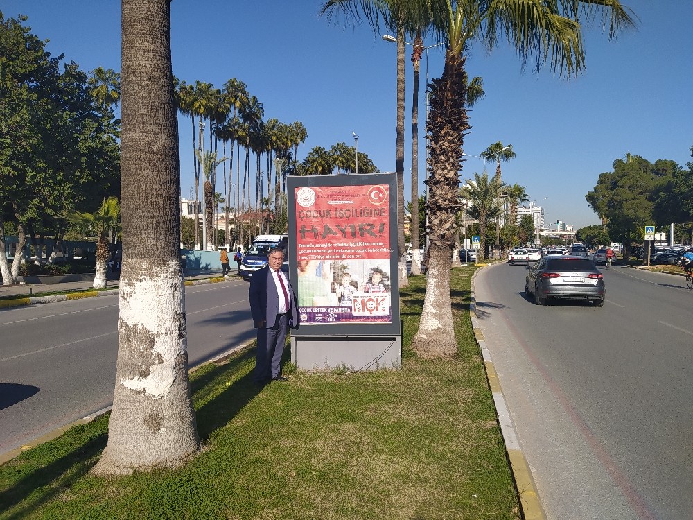 Mersin’de çocuk işçiliği ile mücadele için uyarı afişleri asılıyor 