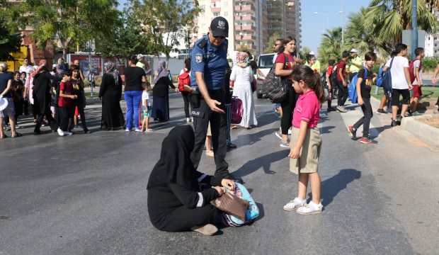 Mersin'de çocukları için yolu trafiğe kapattılar