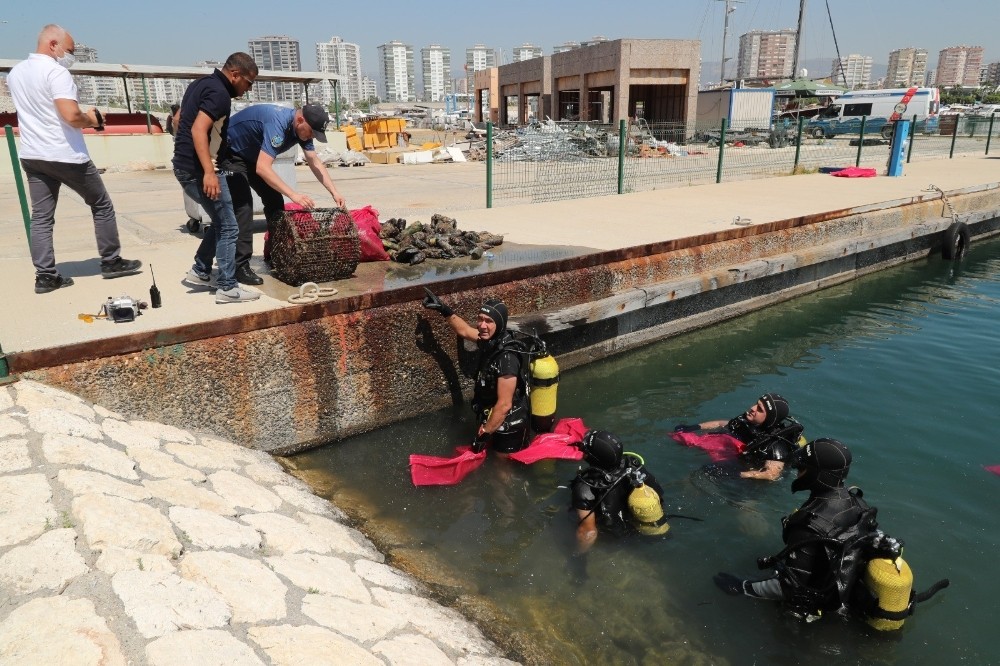 Mersin’de dalgıç polisler sualtı dip temizliği yaptı 