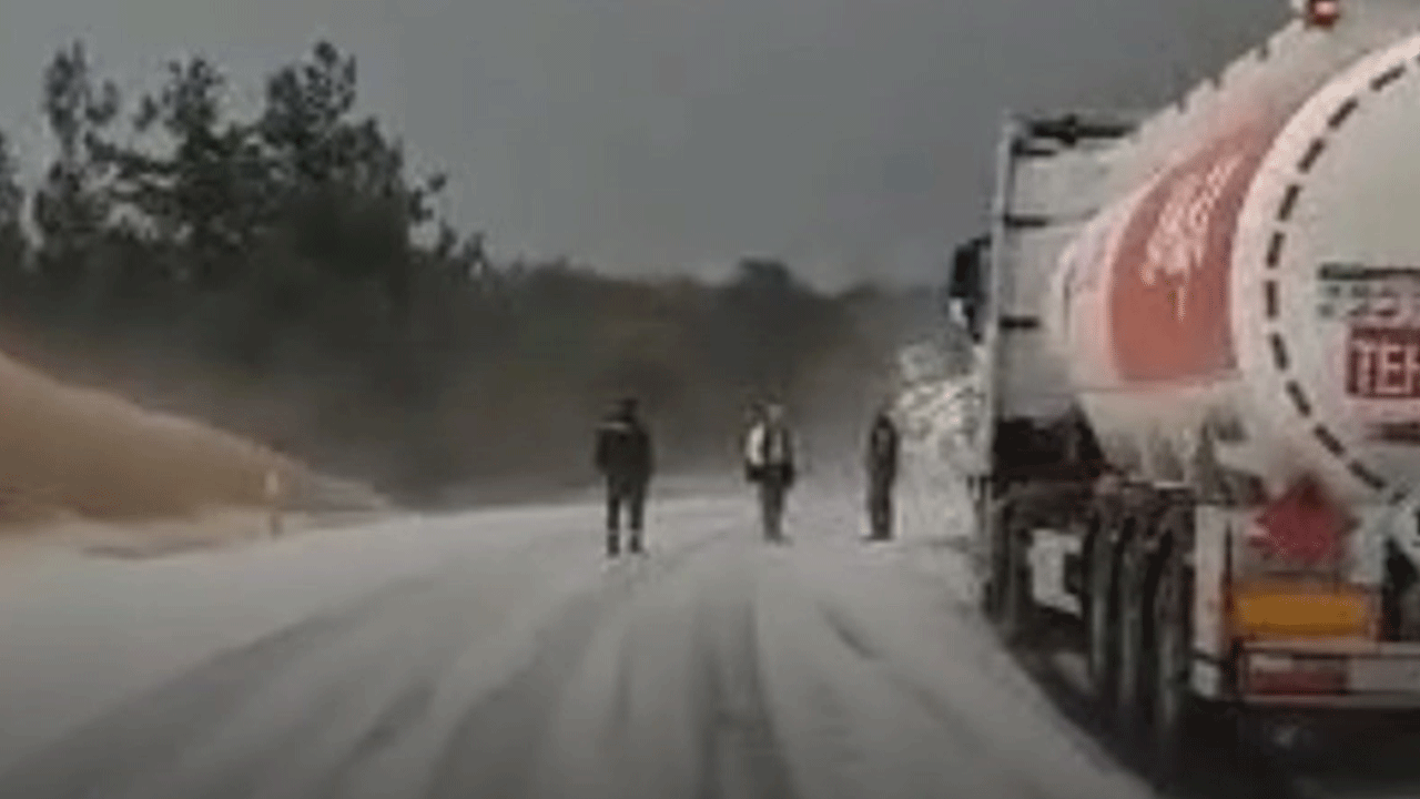 Mersin'de dolu trafiği kapattı! Araçlar zor anlar yaşadı!