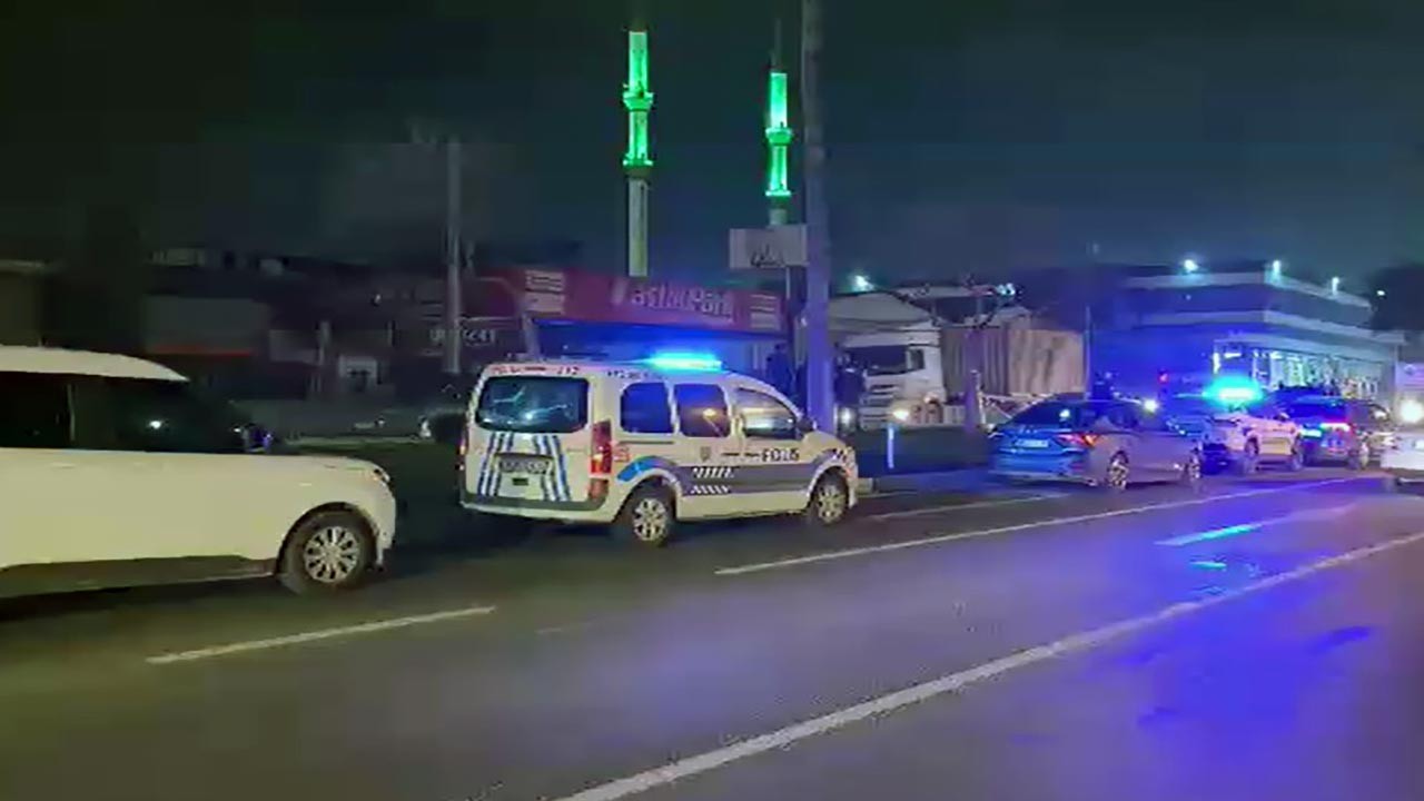 Mersin’de feci kaza: Cip refüjde bekleyen vatandaşların arasına daldı