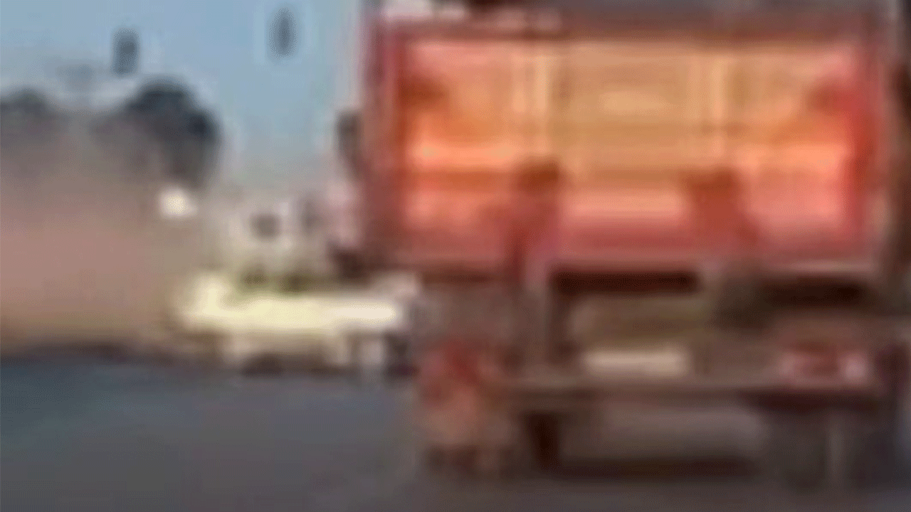 Mersin'de feci kaza: Kamyona çarpan tofaş hurdaya döndü!