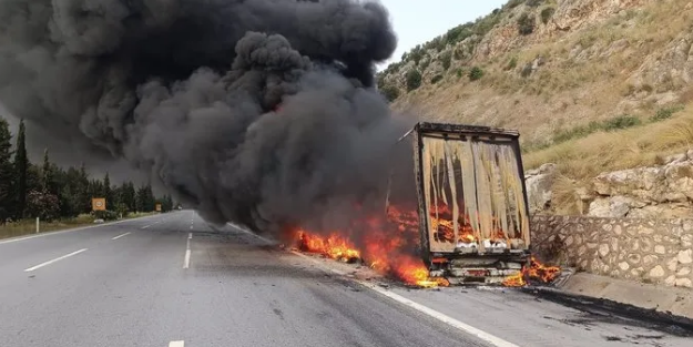 Mersin'de feci kaza! TIR alev alev yandı!
