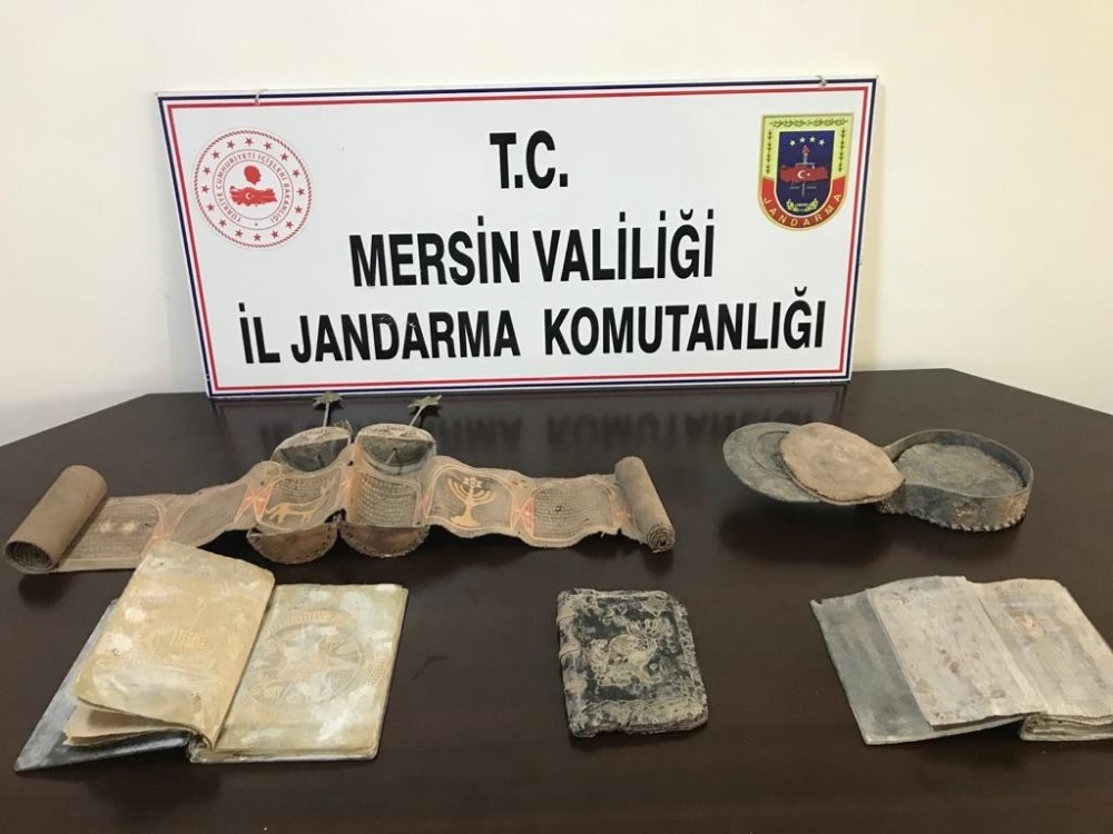 Mersin’de İbranice yazılmış tarihi kitaplar ele geçirildi 