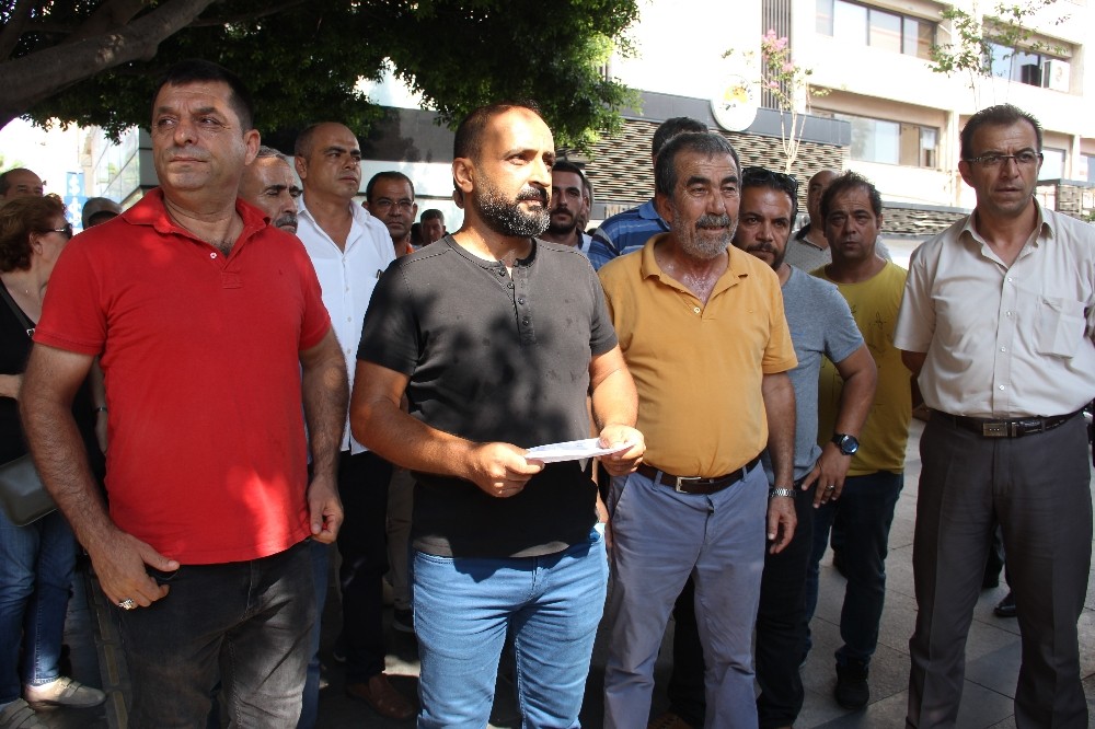 Mersin’de işten çıkarılan işçiler belediye önünde açıklama yaptı 