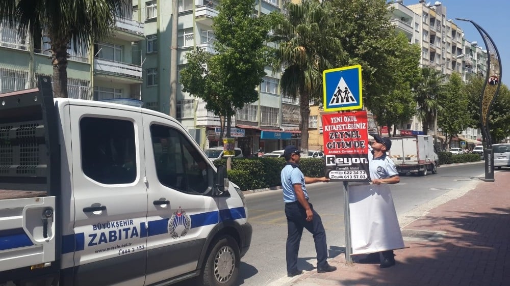 Mersin’de izinsiz asılan afiş ve pankartlar kaldırılıyor 