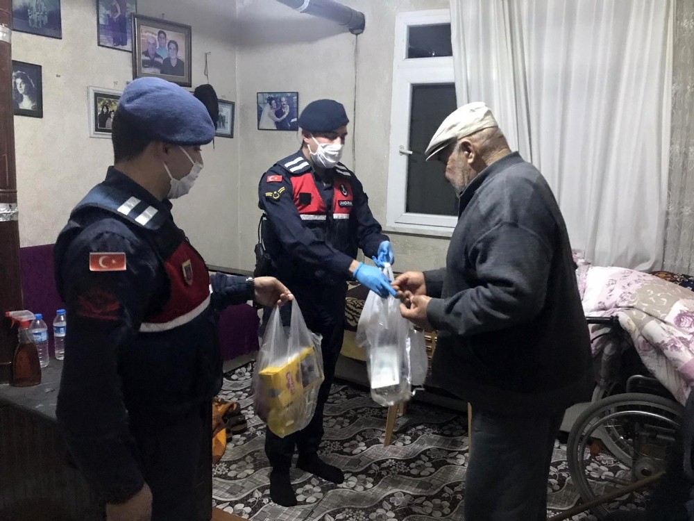 Mersin’de jandarma ekipleri korona virüs mesaisinde 