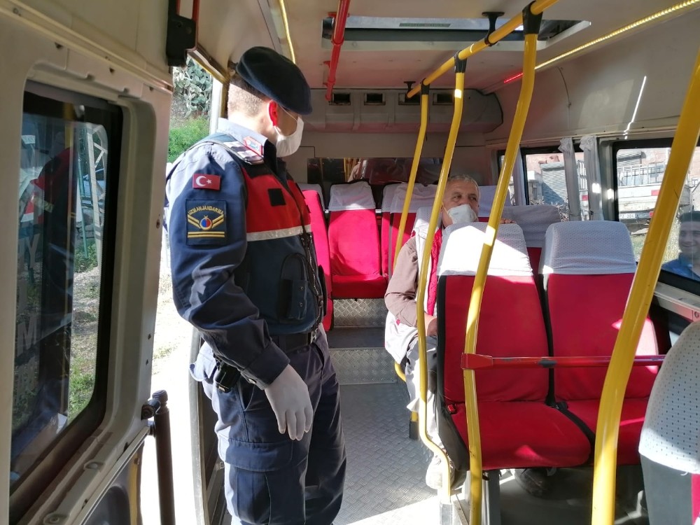Mersin’de jandarma sokağa çıkma yasağı bulunan 6 kişiye ceza yazdı 