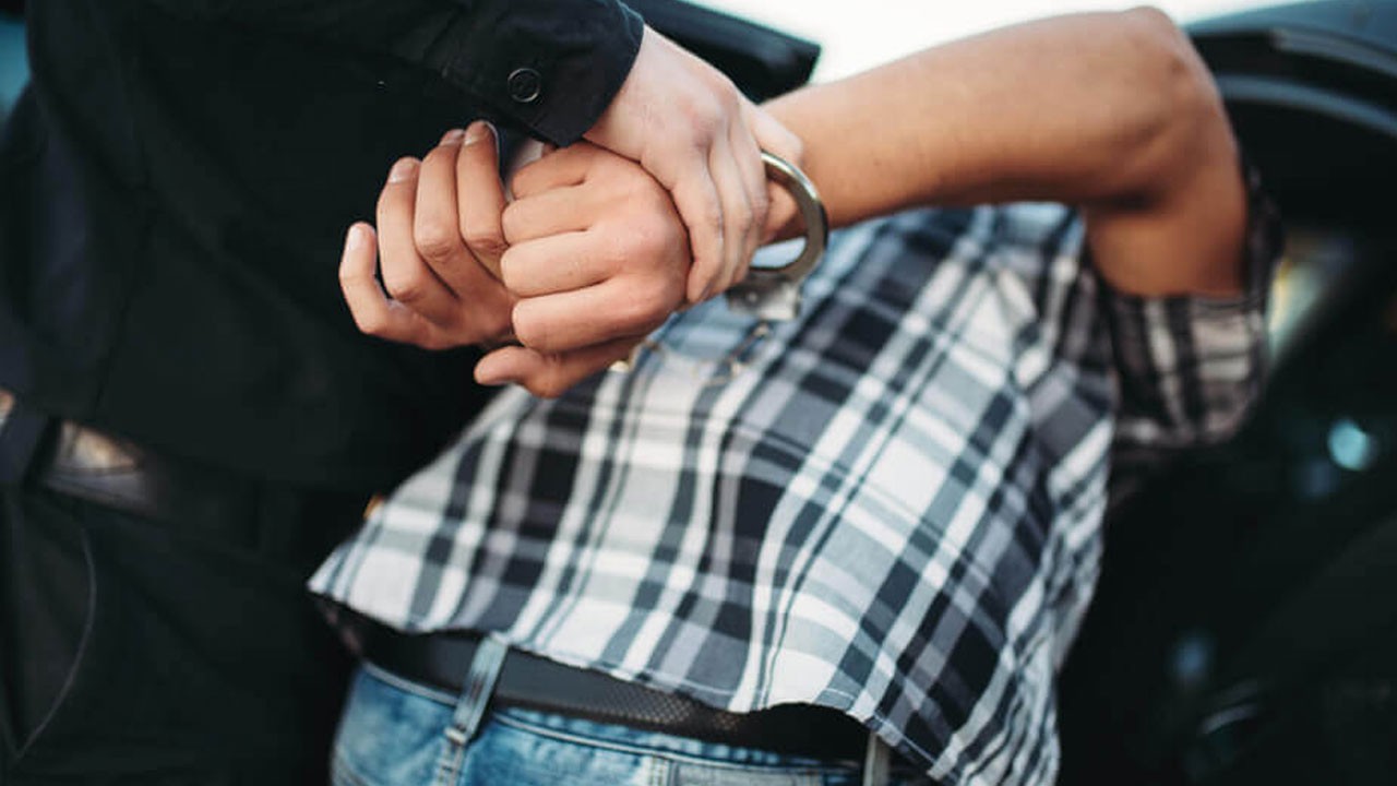 Mersin’de kaçak sigara operasyonu! 3 kişi paketlendi