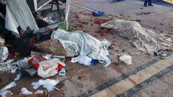 Mersin'de kamyonet ile otomobil çarpıştı: 2 ölü, 6 yaralı