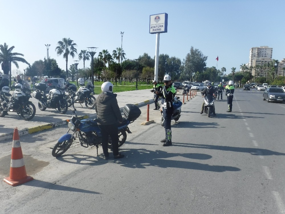 Mersin’de kask takmayan motosikletlilere uygulama artırıldı 