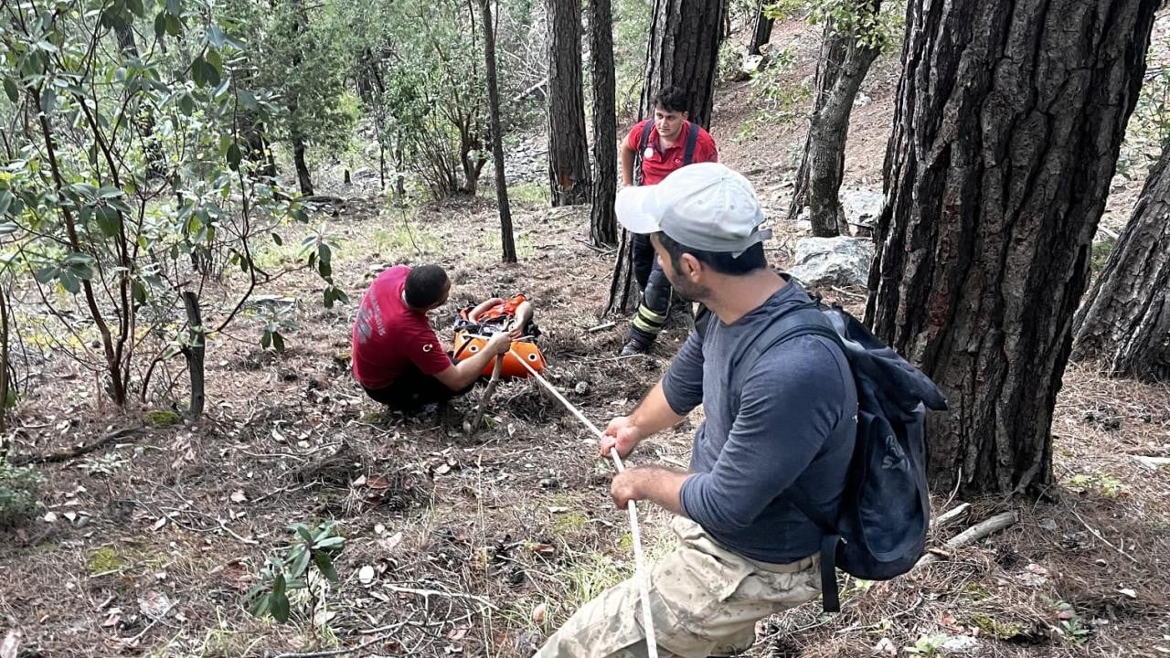 Mersin'de Kayalıklardan Düşen Vatandaş 4 Saatlik Operasyonla Kurtarıldı