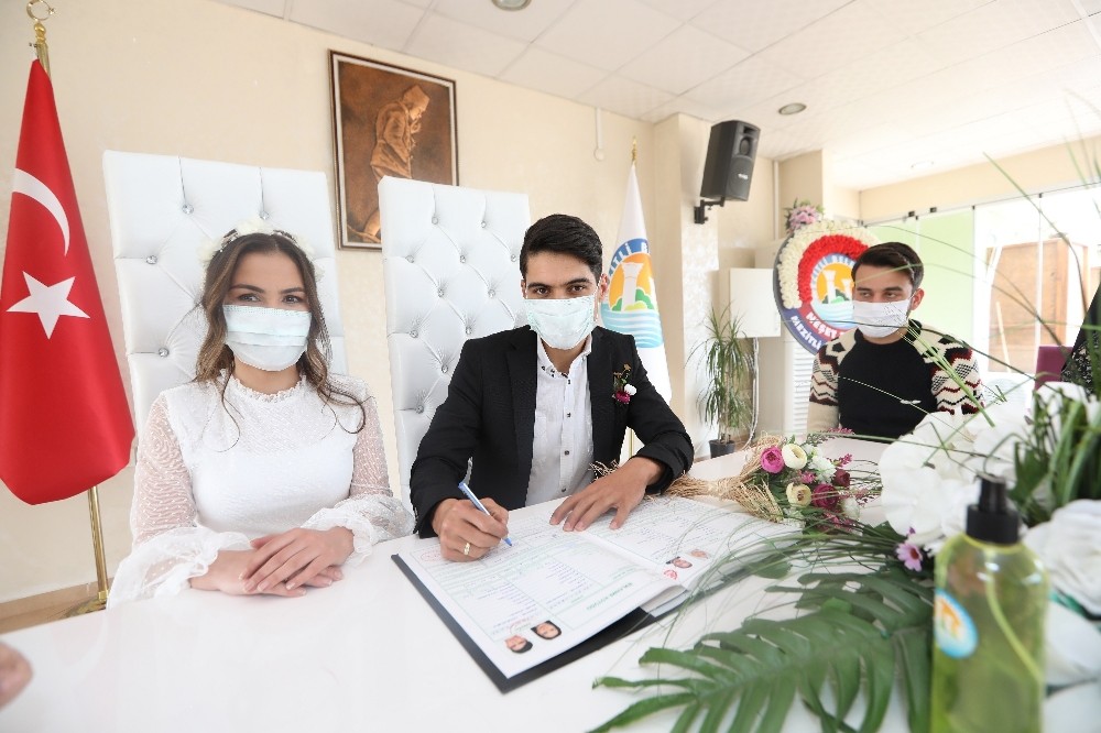 Mersin’de maskeli nikah 