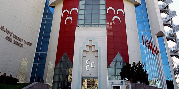 Mersin'de MHP afişlerine saldırı!