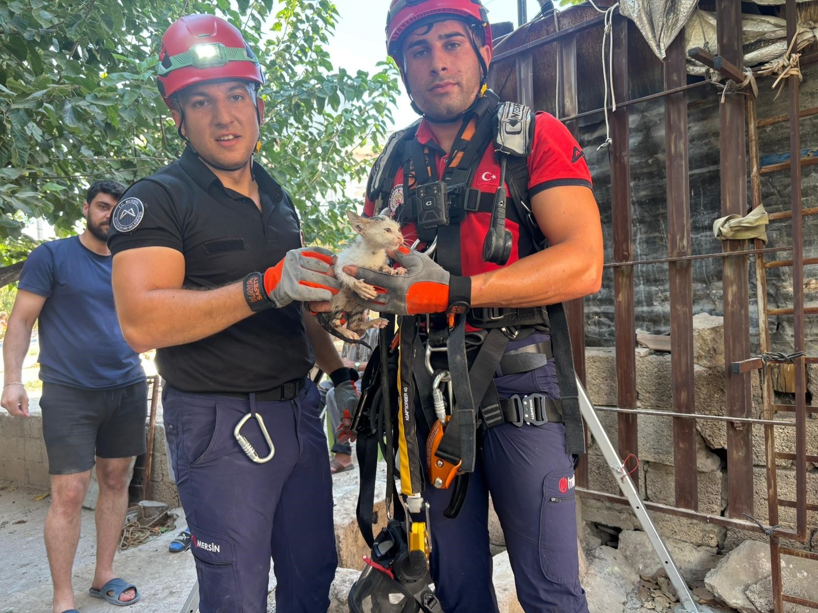 Mersin’de nefes kesen kurtarma! 20 metrelik kuyudan yavru kedi çıkarıldı