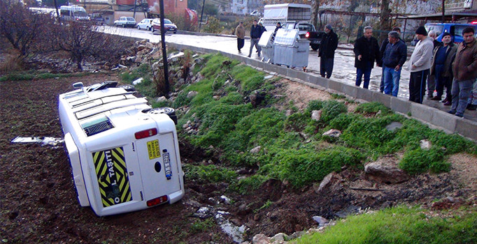 Mersin'de öğrenci servisi tarlaya uçtu: 7 yaralı