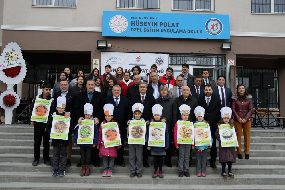 Mersin’de öğrencilere 12 bin paket bakliyat dağıtıldı 