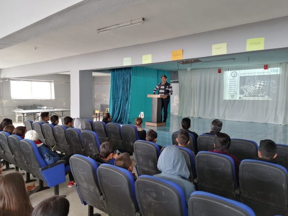 Mersin’de öğrencilere ’Bilinçli internet kullanımı ve siber zorbalık’ semineri 