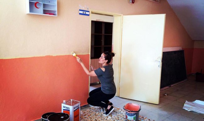 Mersin'de öğretmenler el birliği ile okulu temizlediler!