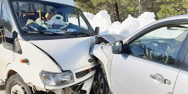 Mersin'de öğretmenleri taşıyan minibüsle kamyonet çarpıştı: Yaralılar var