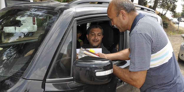 Mersin'de örnek uygulama! Araçları durdurup kitap dağıttılar