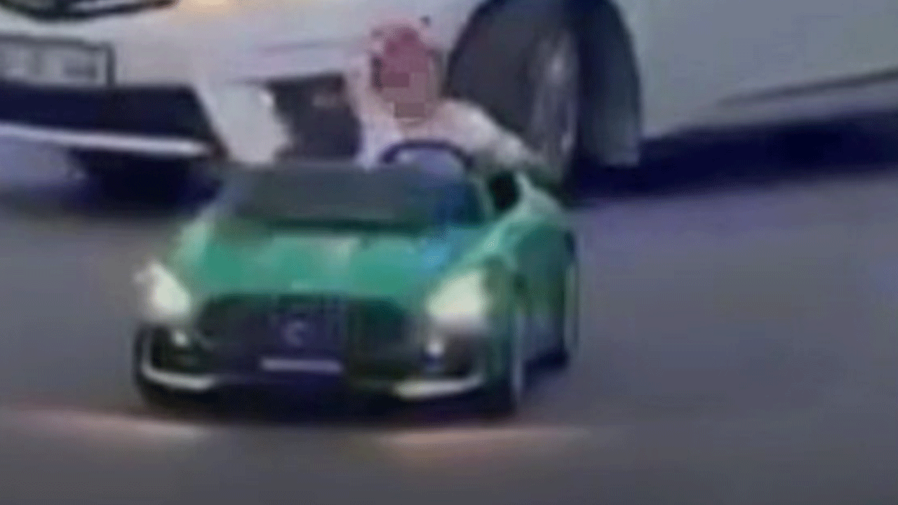 Mersinde otomobil çocuğun kullandığı akülü araca çarptı!