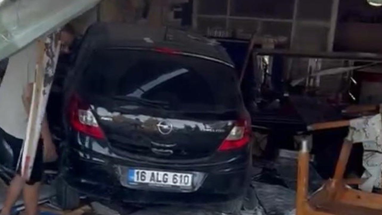 Mersin'de otomobil lokantaya daldı: 5 kişi hastaneye kaldırıldı